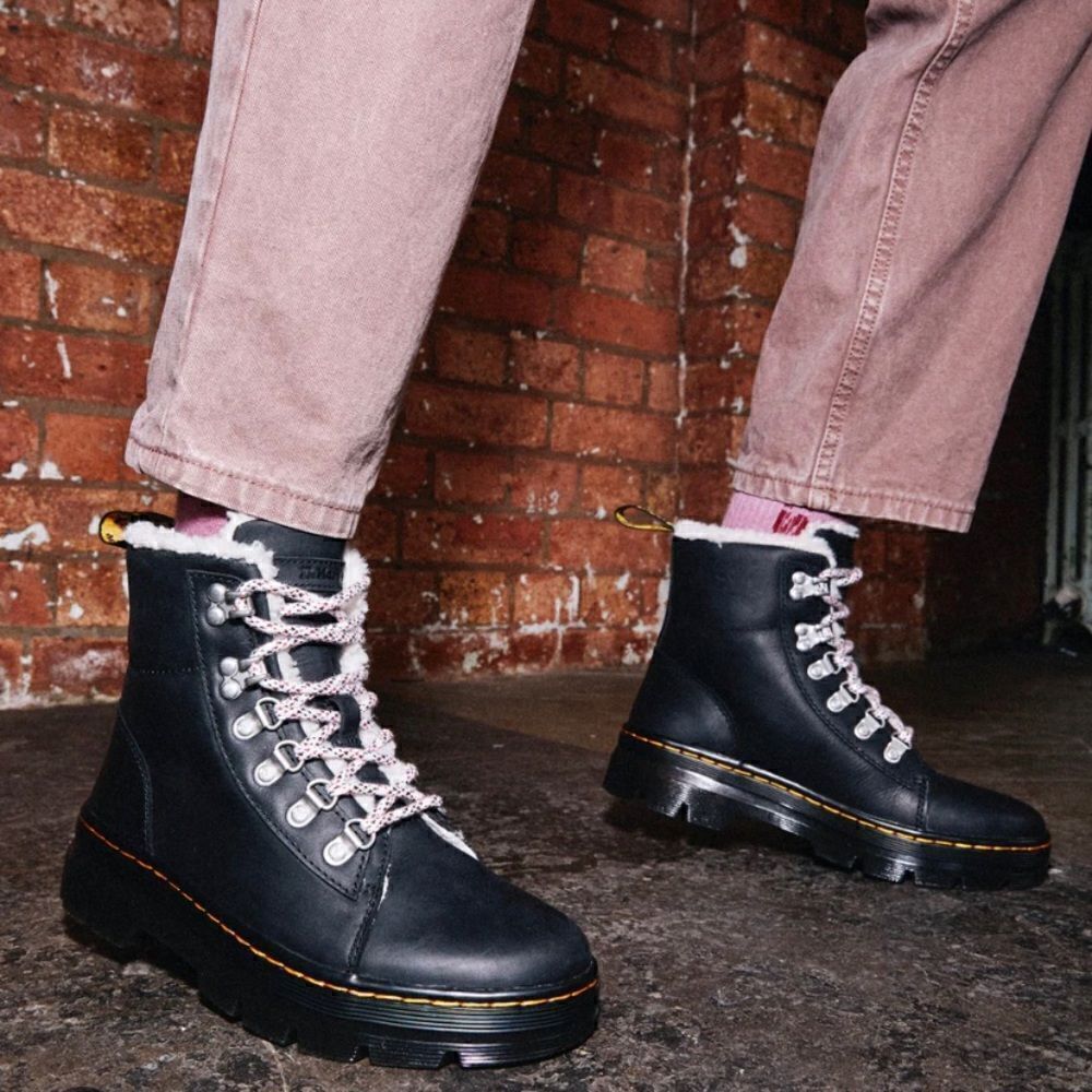 Dr. Martens Combs Black Wyoming in Size US9